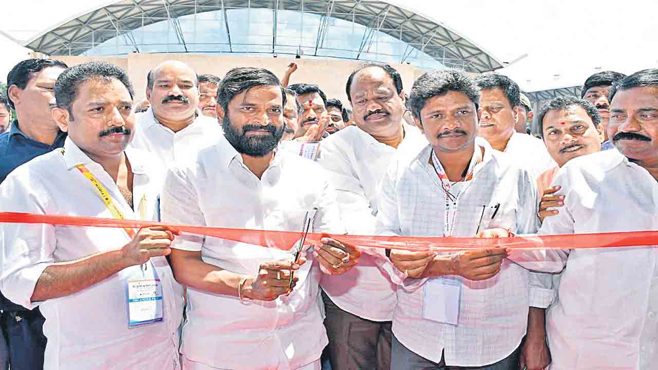 ప్రజలపై పన్నులు మోపుతున్న కేంద్రం