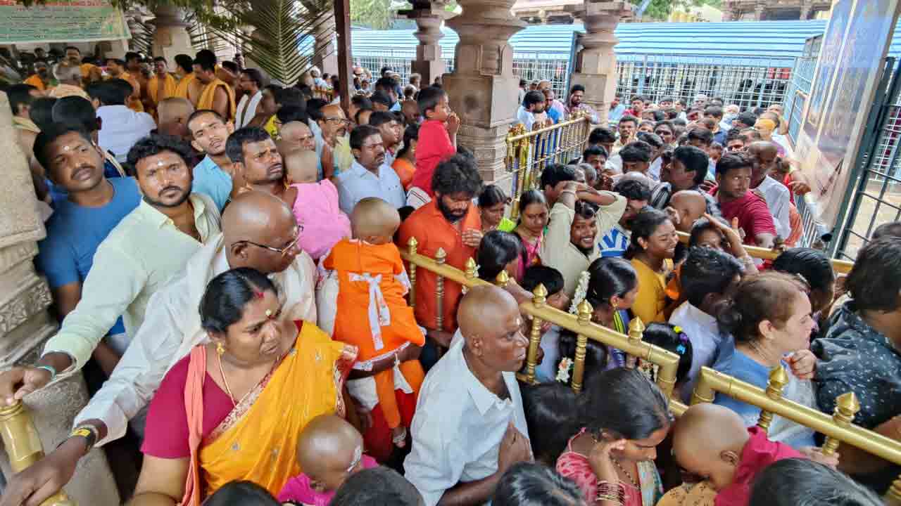 శ్రీశైలంలో శ్రావణ సందడి.. శివన్నామస్మరణతో మార్మోగిన పురవీధులు