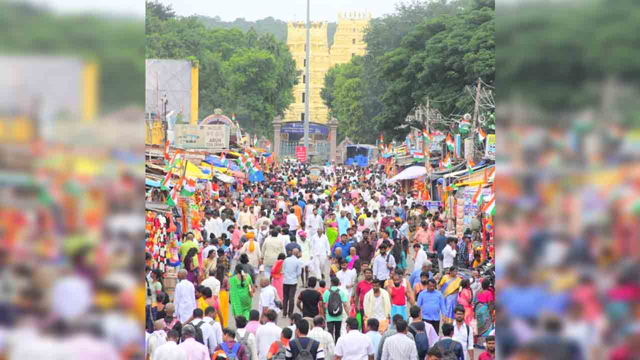 భక్తులతో కిటకిటలాడిన శ్రీశైలం