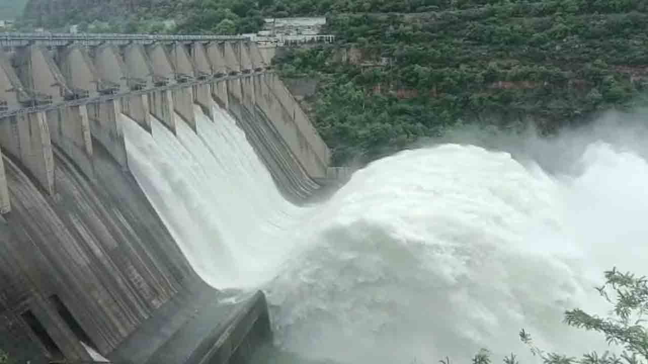 శ్రీశైలం ప్రాజెక్టుకు క్రమంగా తగ్గుతున్న వరద