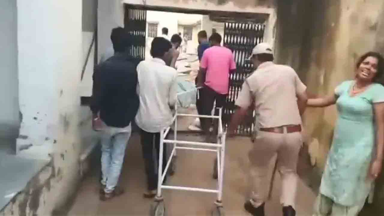 ఆలయంలో తొక్కిసలాట.. ముగ్గురు మృతి