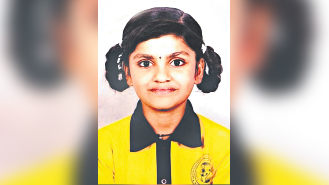 టీచర్‌ మోకాళ్లపై నిలబెట్టాడని..