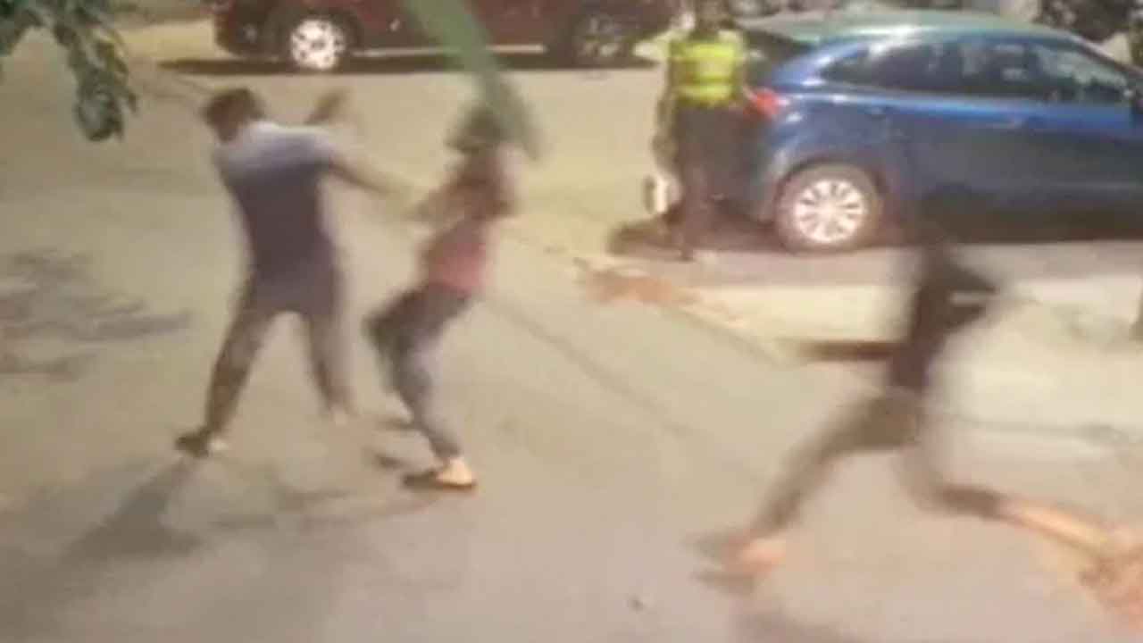 గోడపై మూత్రవిసర్జన.. వ్యక్తి దారుణహత్య