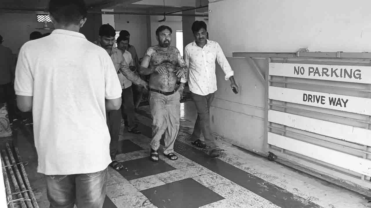 Suicide Attempt | టీసీ ఇవ్వలేదని.. ప్రిన్సిపాల్ కళ్ల ముందే నిప్పంటించుకున్న స్టూడెంట్