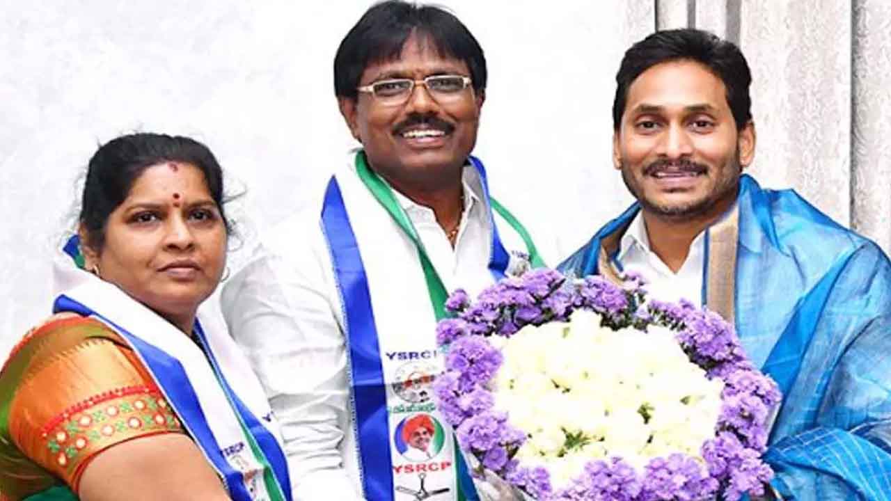 వైసీపీలో చేరిన చిరంజీవి.. మంగళగిరిలో టీడీపీకి షాక్‌