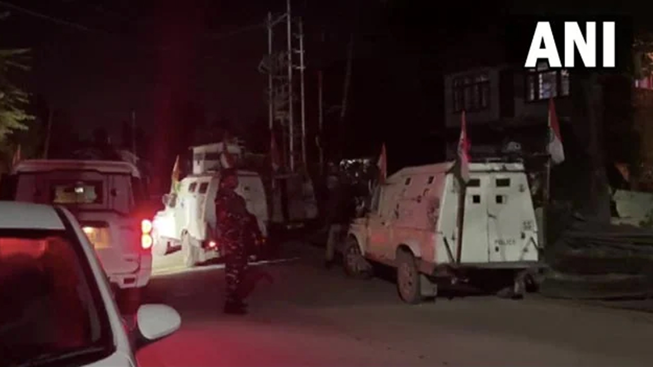 Grenade Attacks in Kashmir | క‌శ్మీర్‌లో రెండు గ్ర‌నేడ్ దాడులు.. పోలీస్ స‌హా ఇద్ద‌రికి గాయాలు!