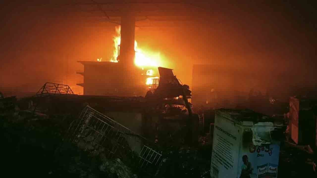 నిజామాబాద్‌లో భారీ అగ్నిప్రమాదం.. కాలిబూడిదైన సూపర్‌మార్కెట్‌