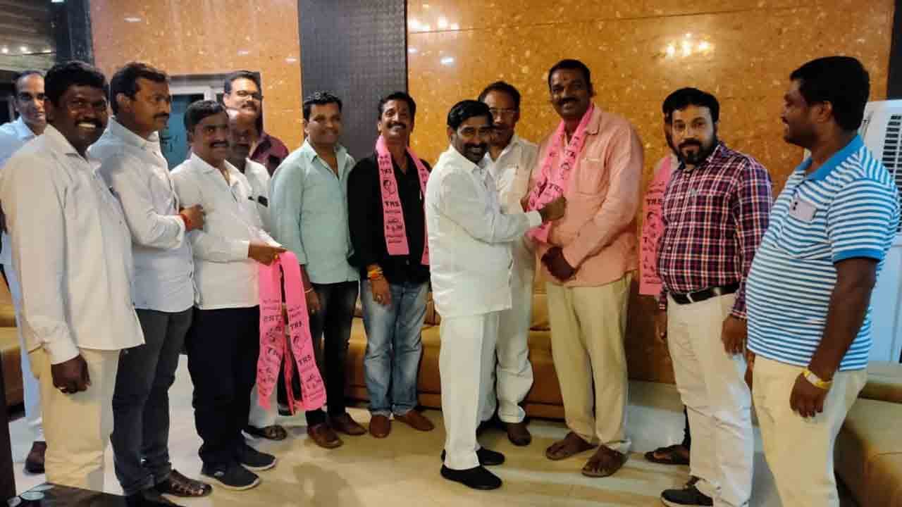 మర్రిగూడెంలో కాంగ్రెస్‌ ఖాళీ.. టీఆర్‌ఎస్‌లో చేరిన వైస్‌ ఎంపీపీ, సర్పంచ్‌లు