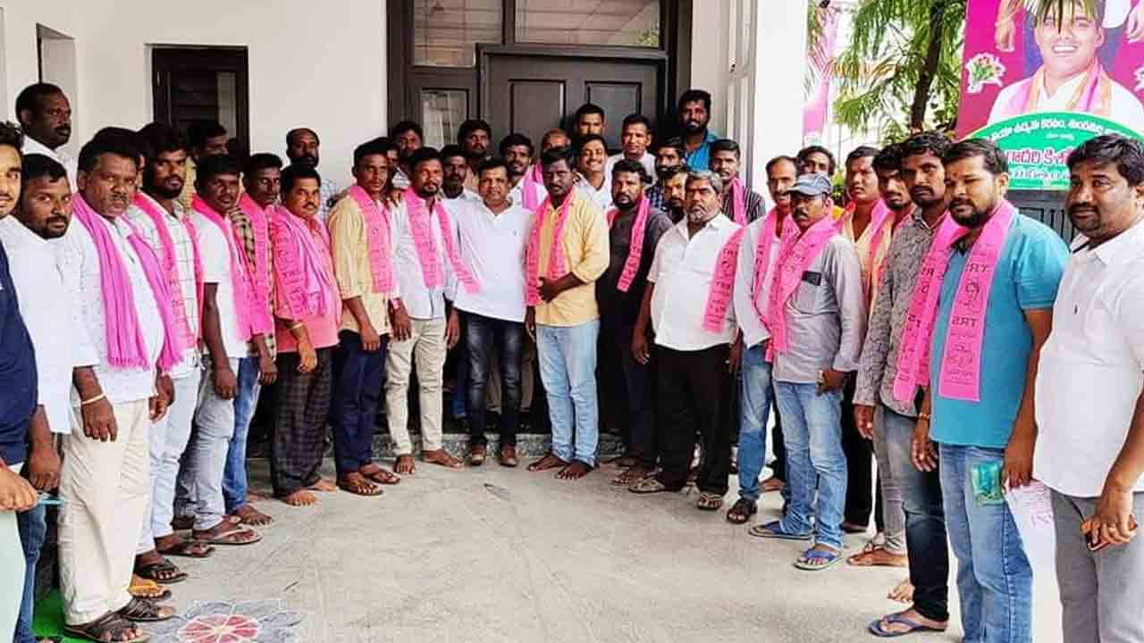 కేసీఆర్ ప్రభుత్వ సంక్షేమ పథకాలకు ఆకర్షితులై..  కాంగ్రెస్ నుంచి టీఆర్ఎస్‌లోకి భారీగా చేరికలు