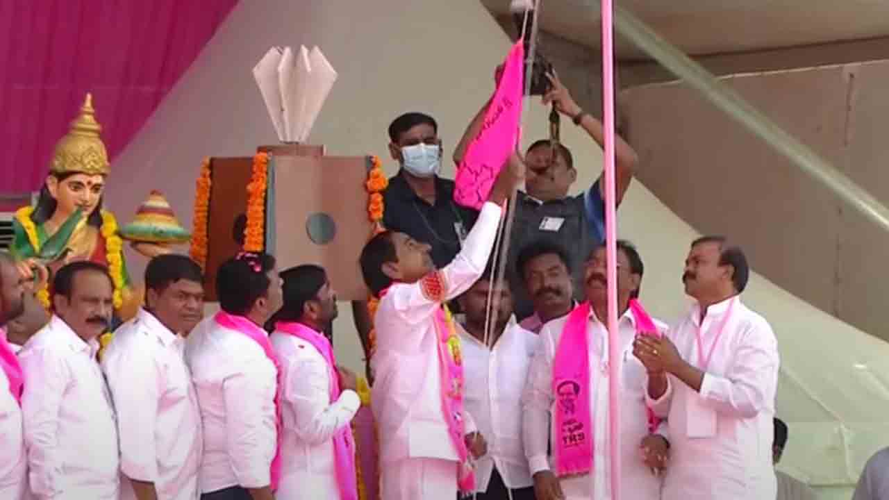మునుగోడు ప్రజాదీవెన సభలో గులాబీ జెండా ఎగుర వేసిన సీఎం కేసీఆర్