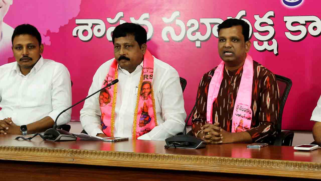 ఎన్ని చెప్పులు మోసినా కారుదే గెలుపు