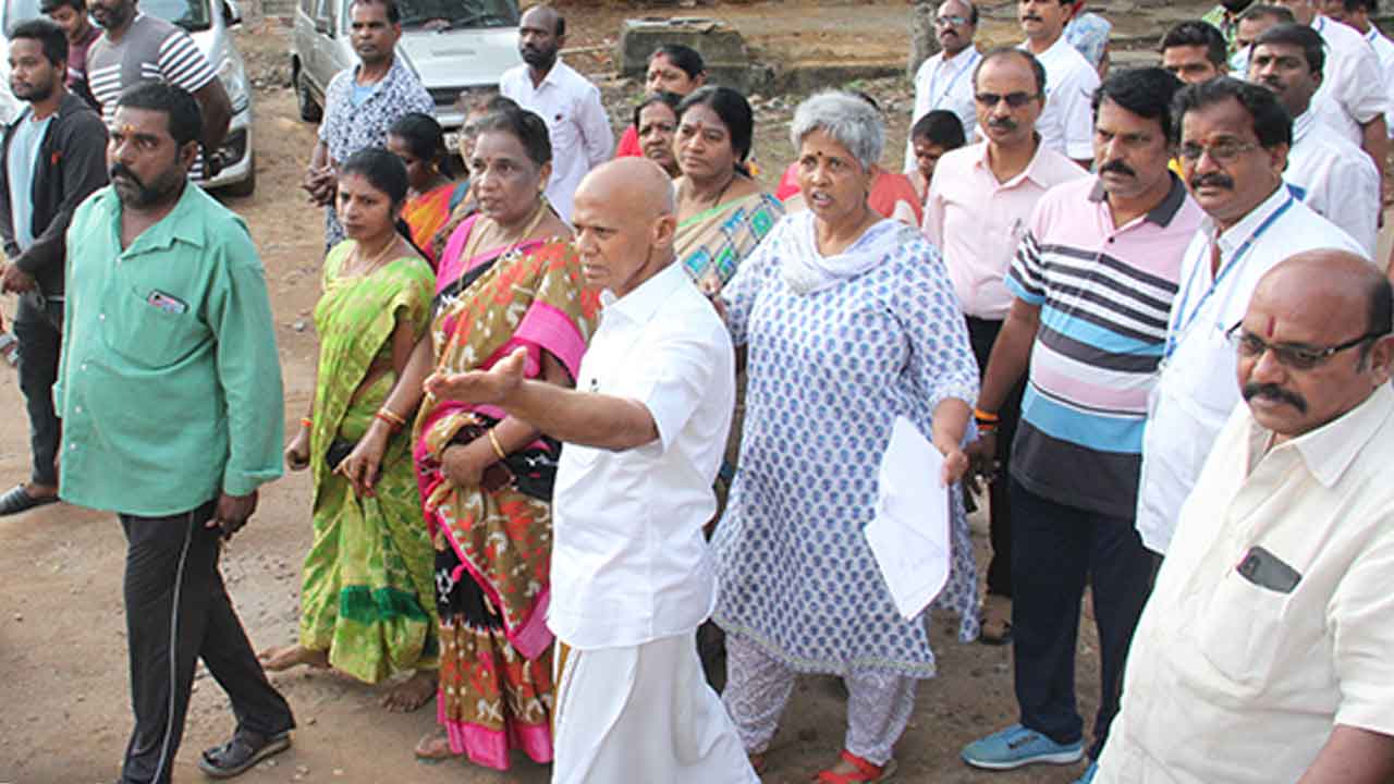 తిరుమల బాలాజీనగర్‌లో టీటీడీ ఈఓ తనిఖీలు