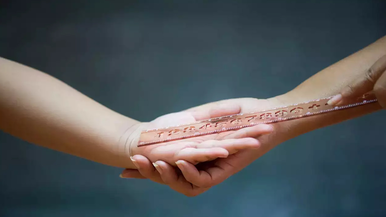 Tutor Thrashes Student | ఐర‌న్‌పైపుతో ప‌దోత‌ర‌గ‌తి విద్యార్థిపై టీచ‌ర్ దాడి.. త‌ల‌కు గాయం!