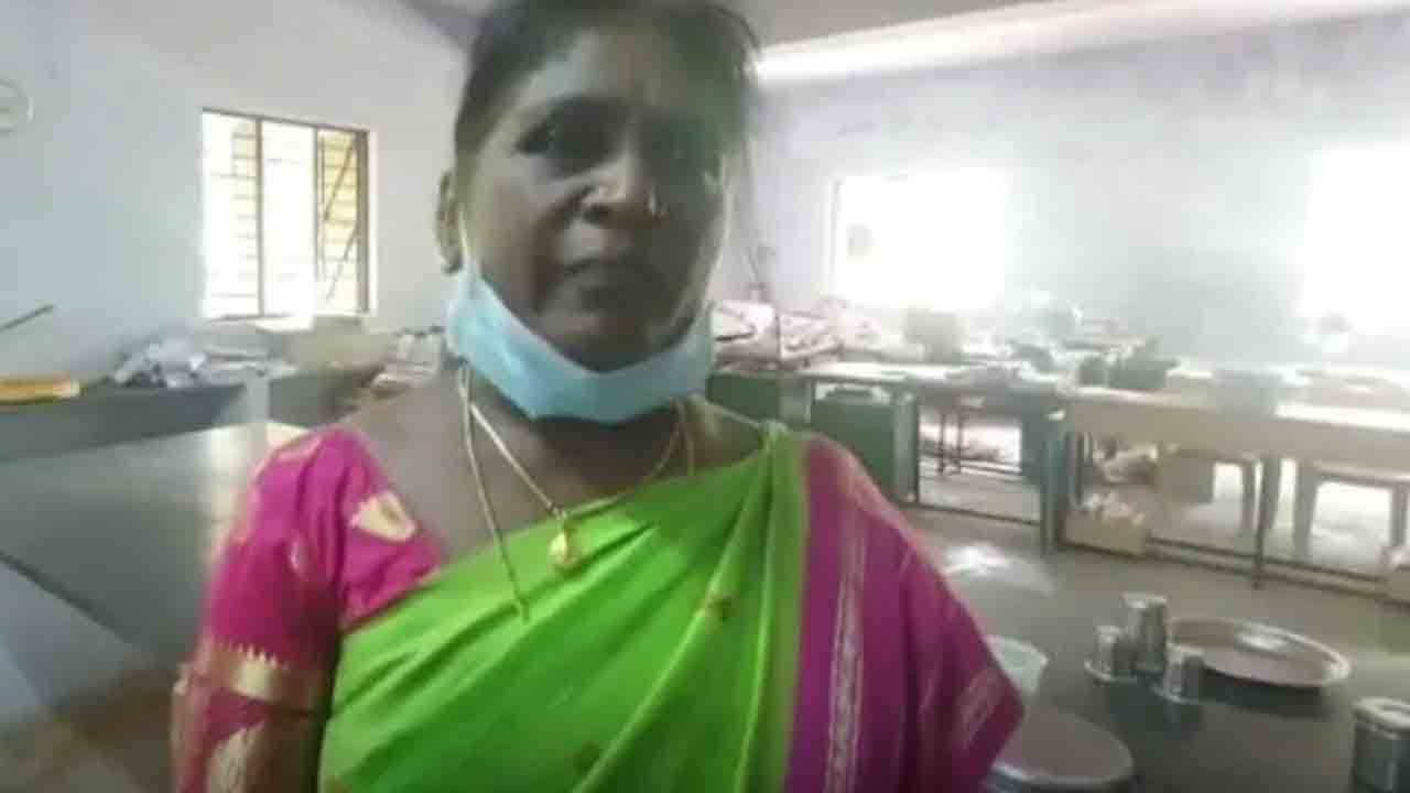 నేను క్రిస్టియన్‌ని, జాతీయ జెండా ఎగురవేయను: ప్రభుత్వ స్కూల్‌ ప్రధానోపాధ్యాయురాలు