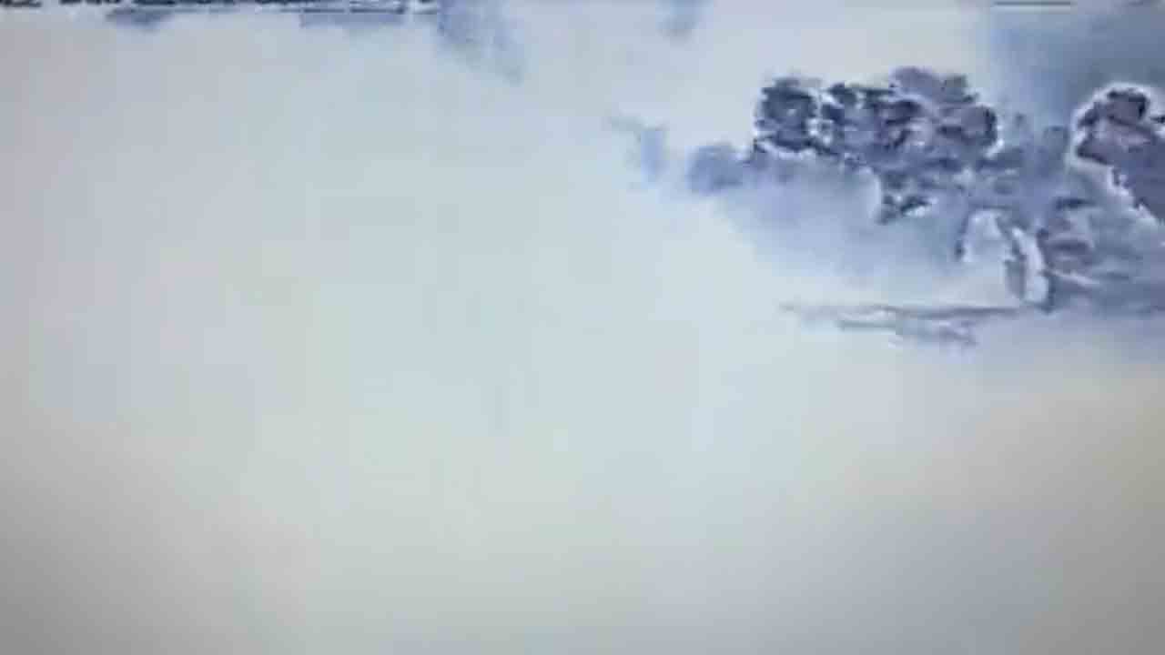 Watch: చొరబాటుకు పాక్‌ ఉగ్రవాదుల యత్నం… మైన్‌ఫీల్డ్‌లోకి ప్రవేశించి పేలుడులో మృతి