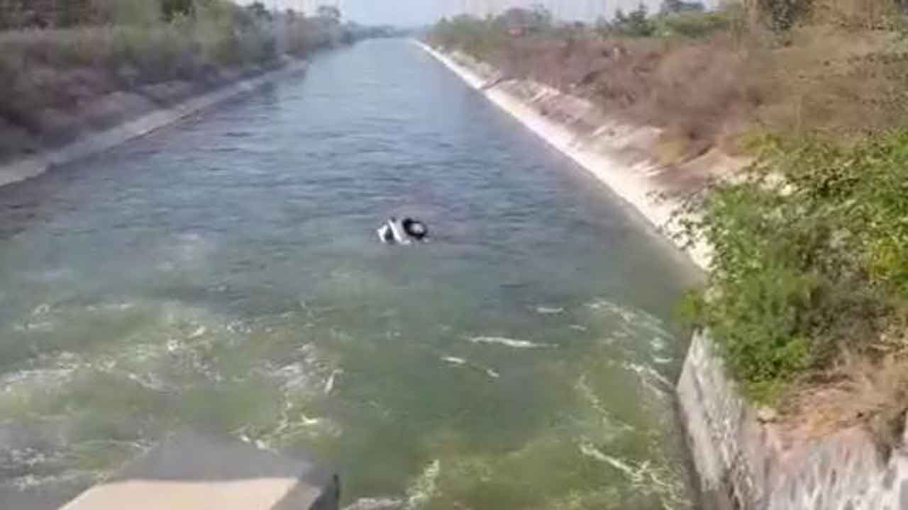 ఏపీలో పంట కాల్వలో కారు బోల్తా, ముగ్గురు మృతి