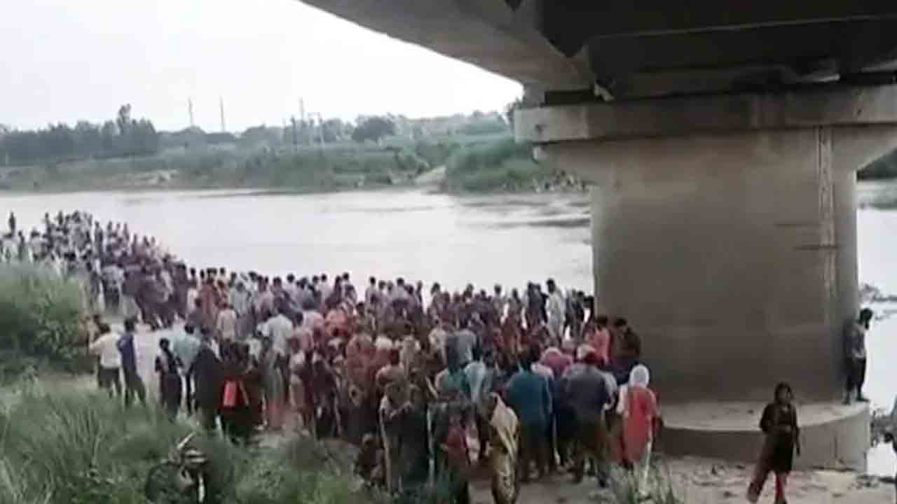 చ‌క్రం ఊడి బ్రిడ్జి పైనుంచి న‌దిలో ప‌డ్డ ట్రాక్ట‌ర్.. 10 మందికిపైగా రైతులు గ‌ల్లంతు