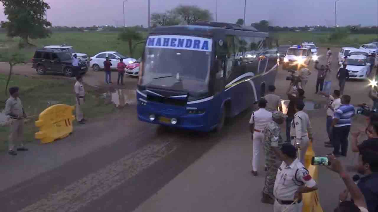 రాయ్‌పూర్‌లోని ఓ రిసార్ట్‌కు జార్ఖండ్ యూపీఏ ఎమ్మెల్యేలు