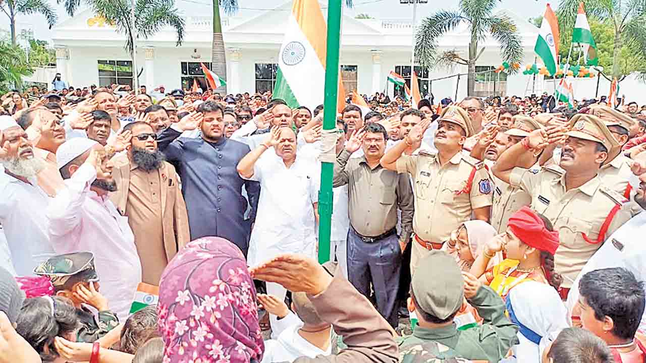 ఎక్కడివారు అక్కడే..