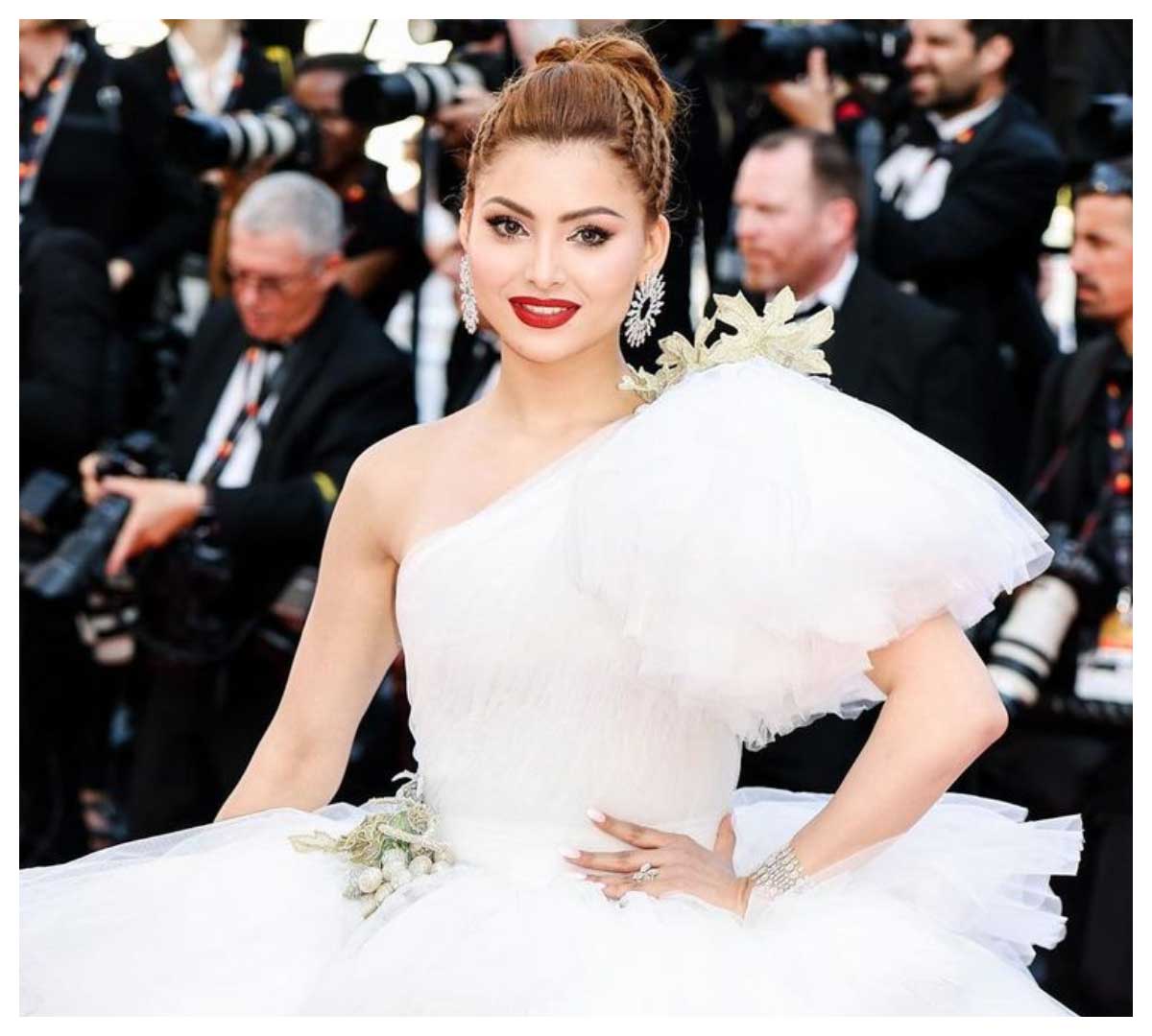 Urvashi Rautela | చిరునవ్వుతో ఆకట్టుకుంటున్న ఊర్వ‌శి రౌటేలా