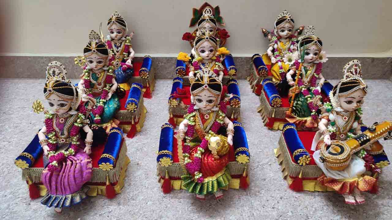 సిరులొలికించే చిట్టి బొమ్మలు