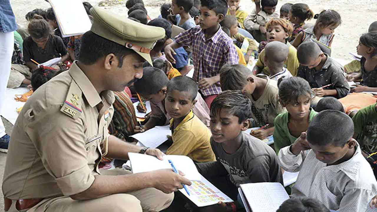 Vardi wale guru | ఈ అయోధ్య ఎస్‌ఐ.. యునిఫాం వేసుకున్న గురూజీ