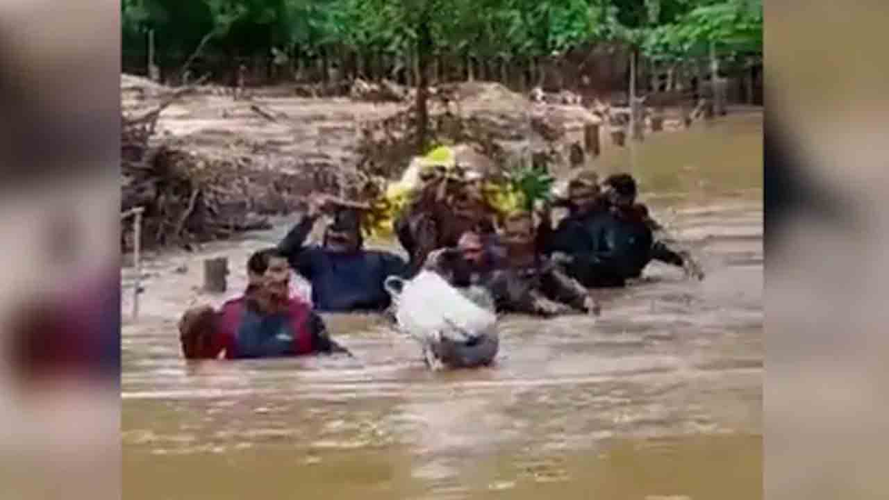 కర్ణాటక గ్రామస్తుల దుస్థితి… నడుం లోతు నీటిలో మృతదేహంతో నడక