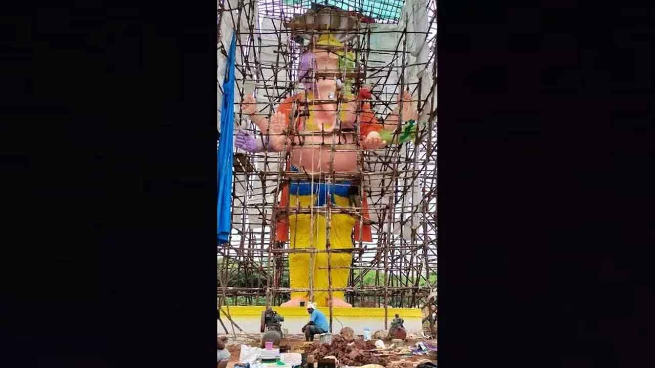 విశాఖ గాజువాకలో 89 అగుడుల వినాయక విగ్రహం