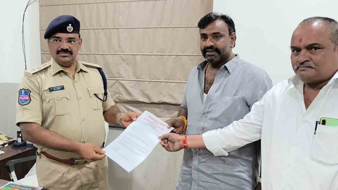 రేవంత్ రెడ్డిపై కాంగ్రెస్ నేత విష్ణువర్ధన్ రెడ్డి పోలీసులకు ఫిర్యాదు