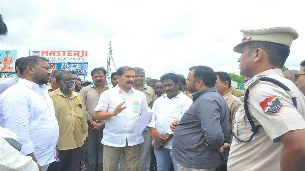 ఆటో డ్రైవర్లను అధికారులు వేధించొద్దు