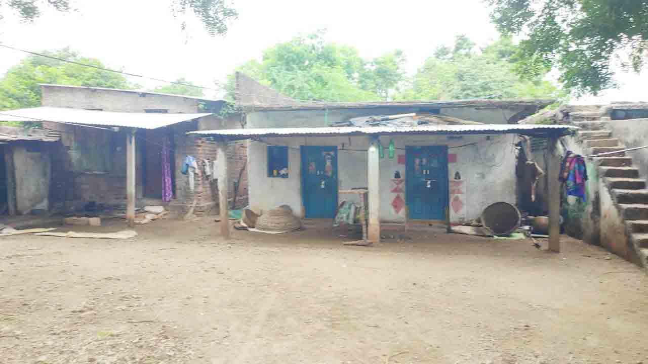 తండాల్లో ఇండ్లకు తాళాలు..!