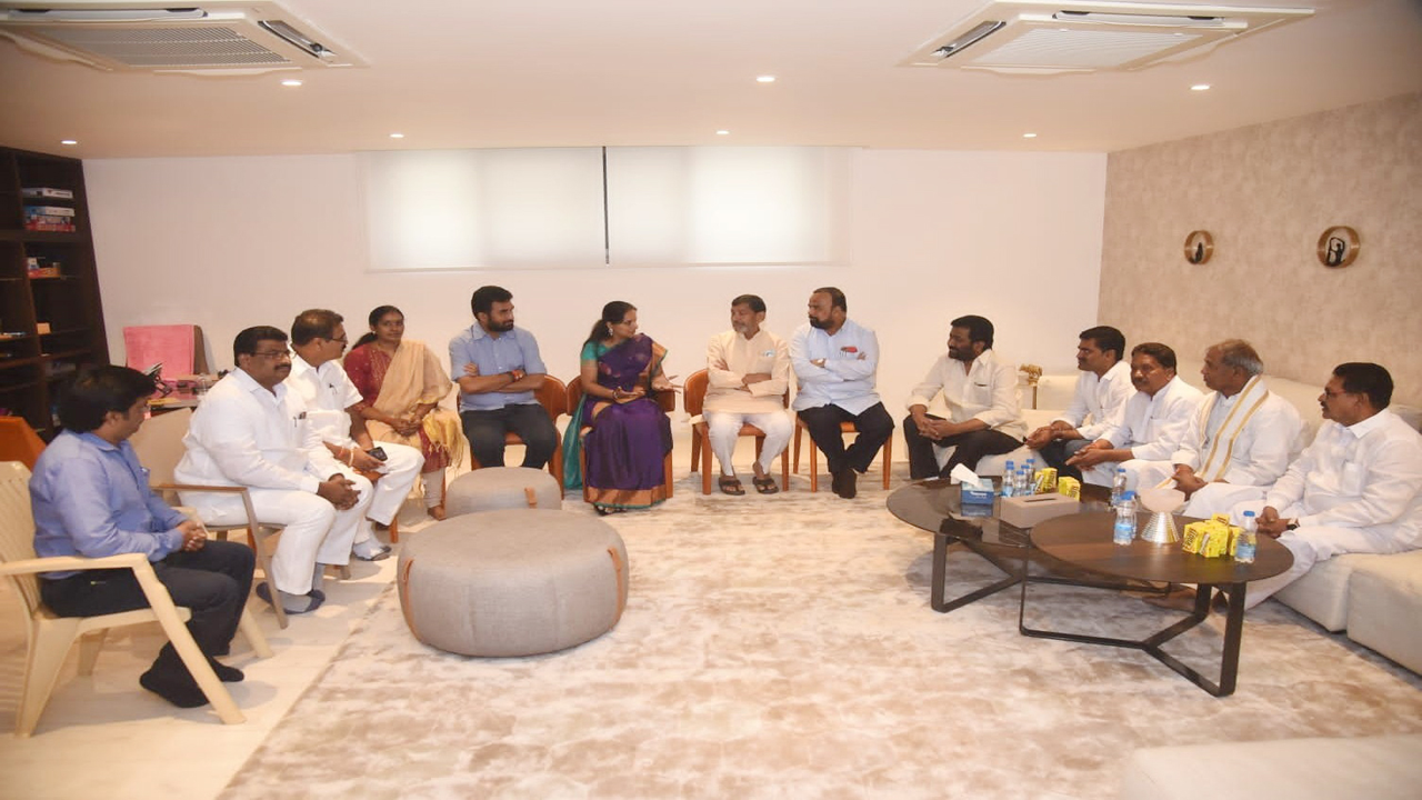 బతుకమ్మ చీరల పంపిణీకి ఏర్పాట్లు చేయాలి