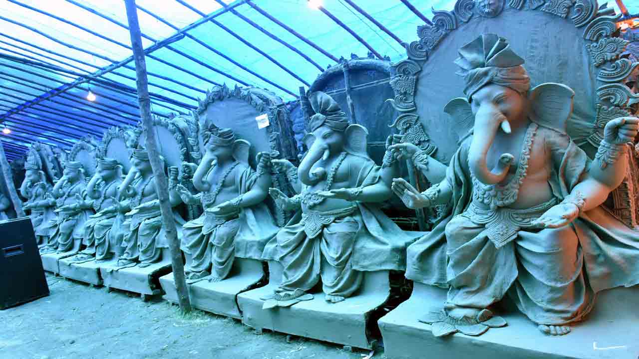 గణనాథుడి తొలి పూజకు వేళాయె.. ముస్తాబైన మండపాలు