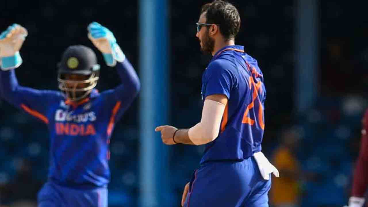 WI vs IND | తొలి ఓవర్లోనే వికెట్ తీసిన అక్షర్.. హోల్డర్ క్లీన్ బౌల్డ్