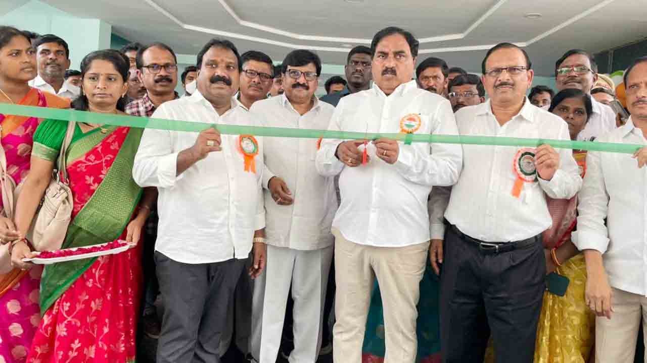 దేవుళ్లతో సమానం రక్తదాతలు