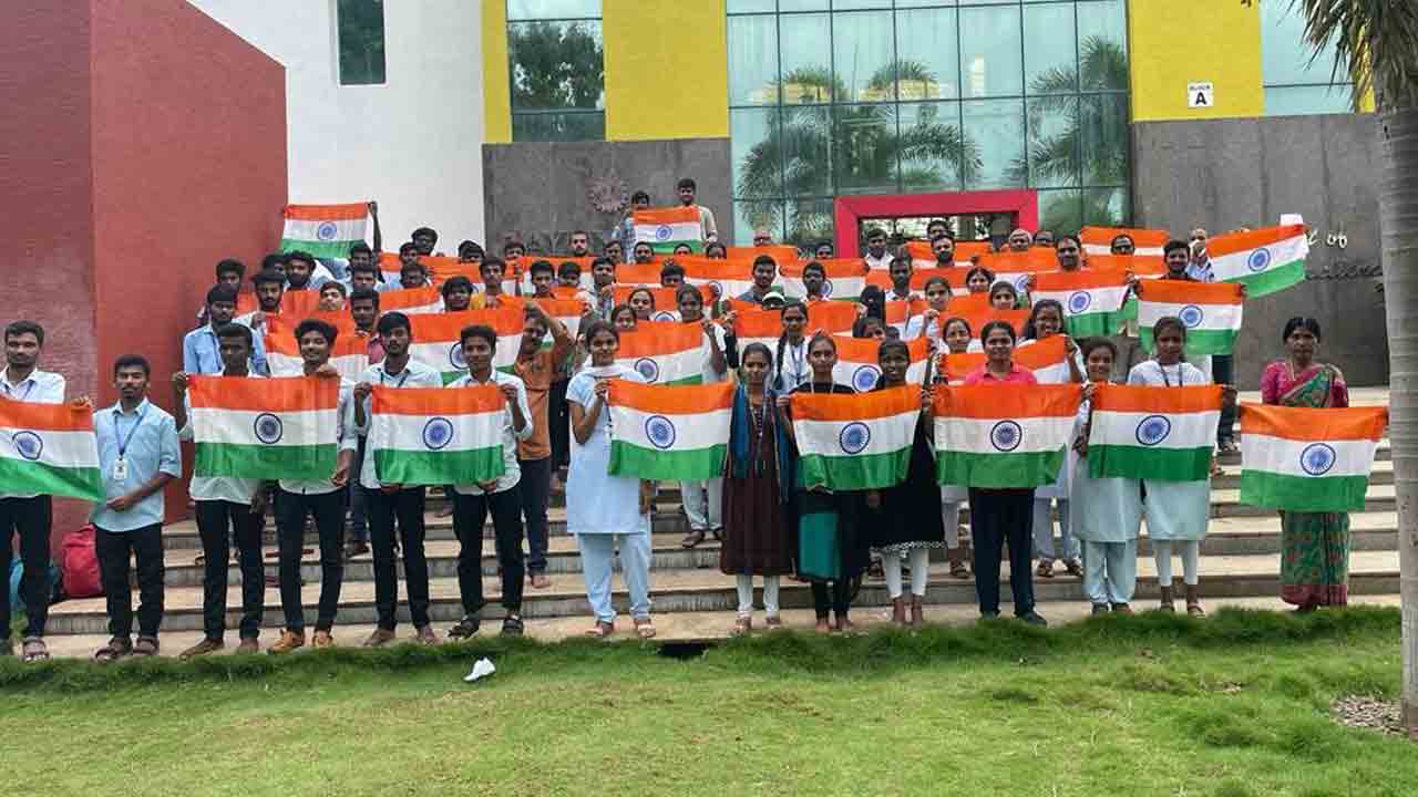 ప్రతి ఒక్కరూ దేశభక్తిని చాటాలి