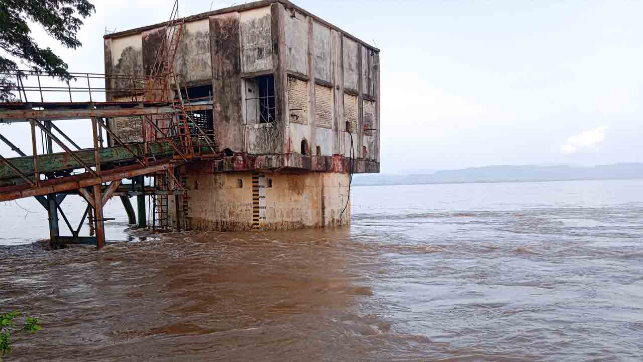 శాంతిస్తున్న గోదావరి