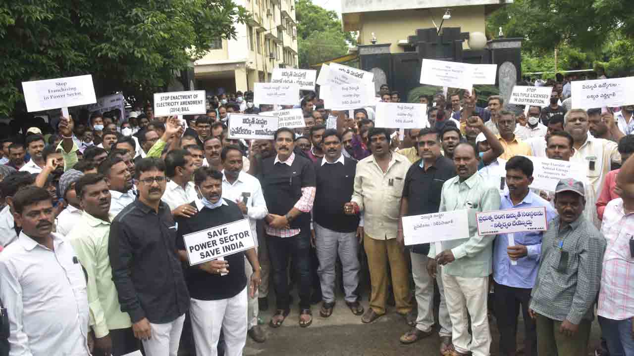 కేంద్ర సర్కారుపై కరంటోళ్ల కన్నెర్ర.. ఉద్యమాన్ని తీవ్రం చేస్తామని మోదీ సర్కారుకు హెచ్చరిక