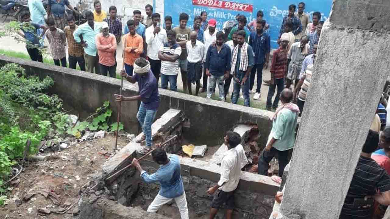 ఫుల్లుగా తాగి..వాష్‌ రూం కూల్చి..