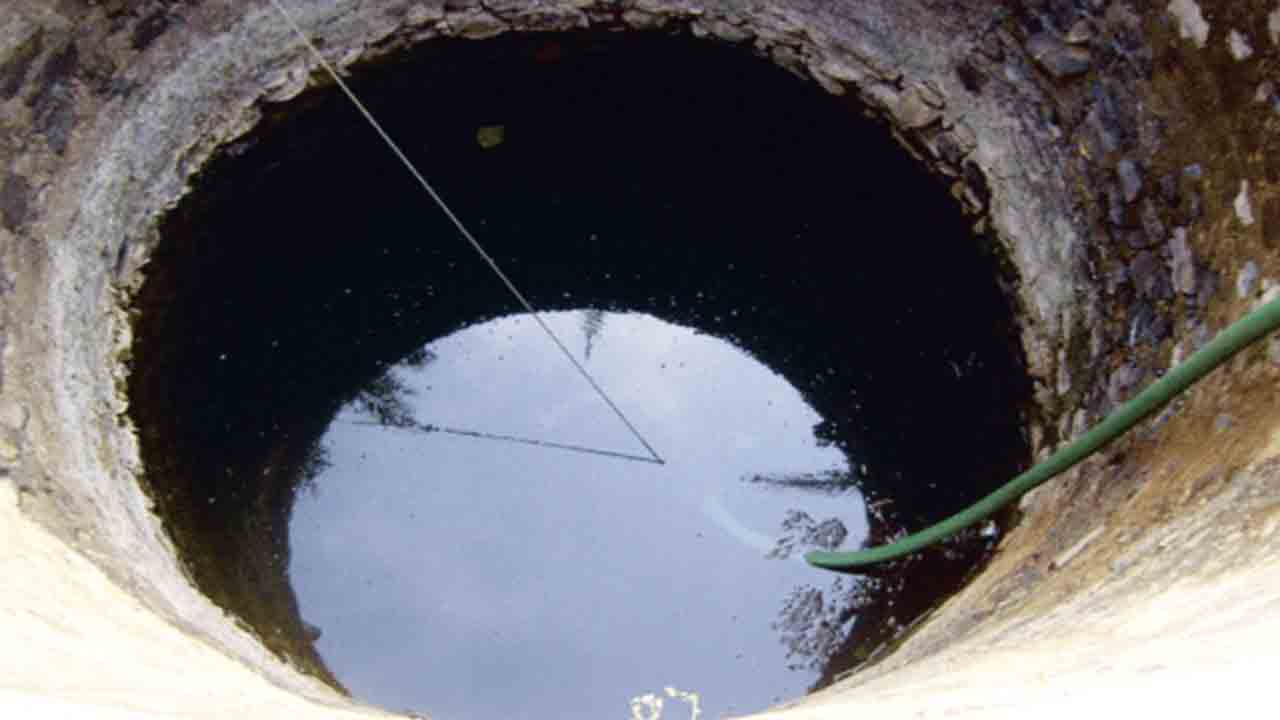 Man Kills Children By Throwing Into Well | ముగ్గురు పిల్లలను బావిలోకి విసిరి చంపిన తండ్రి.. తర్వాత   పోలీసులకు ఫోన్