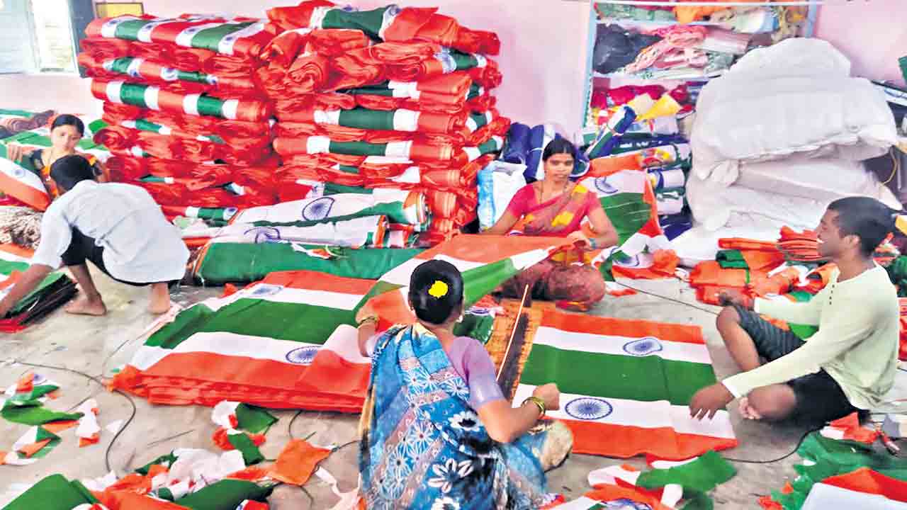 వజ్రోత్సవ భారతికి కోటి జెండాల వందనం