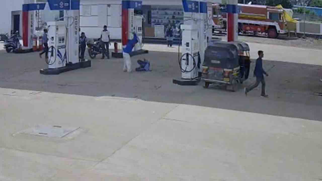 పెట్రోల్‌ బంక్‌లో పని చేస్తున్న మహిళను… కత్తితో పొడిచిన వ్యక్తి