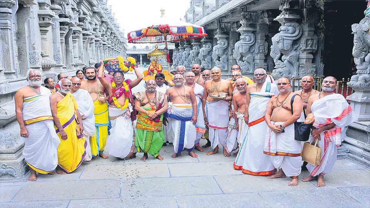 గుట్టలో వైభవంగా పవిత్రోత్సవాలు