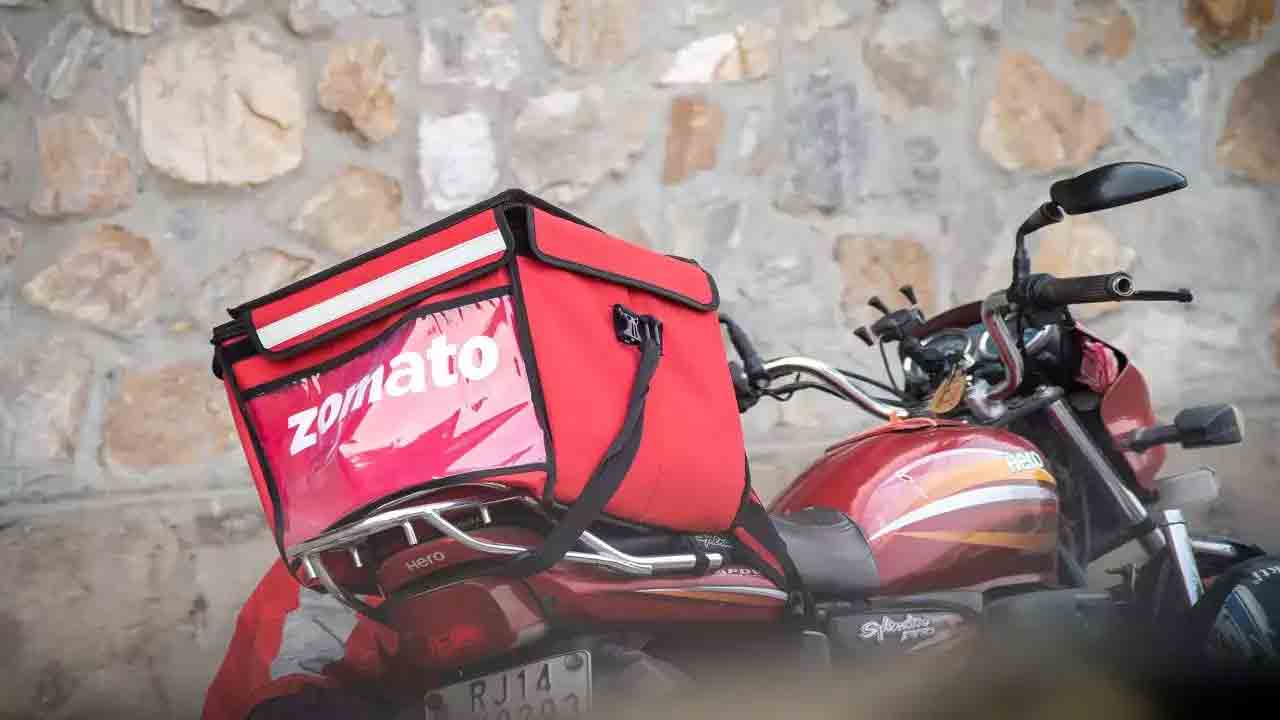బైక్‌ను చుట్టేసిన మాంజా దారం.. కింద పడిన జొమాటో డ్రైవర్‌ను తొక్కేసిన భారీ వాహనం