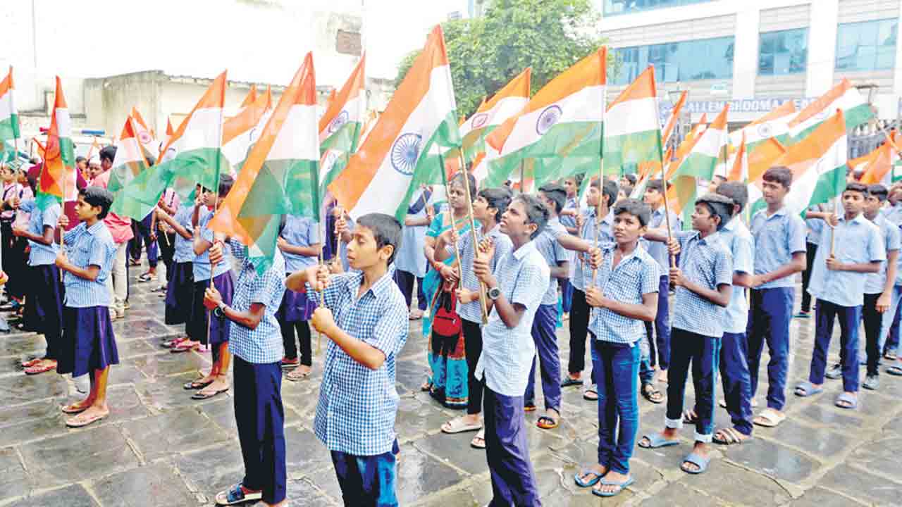 జాతీయ భావాన్ని మేల్కొల్పాలి