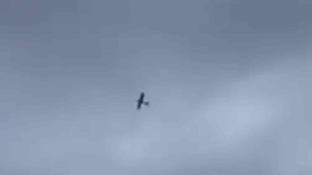 Viral video: ఆకాశంలోనే ఆగిపోయి.. గాలిలో తేలుతూ.. వింత‌గా విమానం!!