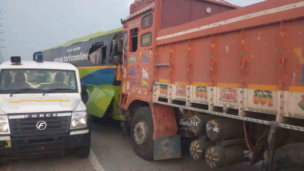 ఆలేరులో ఆర్టీసీ బస్సు, లారీ ఢీ..ఒకరి మృతి