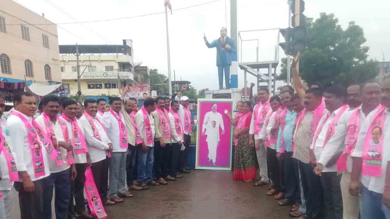 Jayashankar Bhupalapalli | సీఎం కేసీఆర్‌ చిత్రపటానికి పాలాభిషేకం