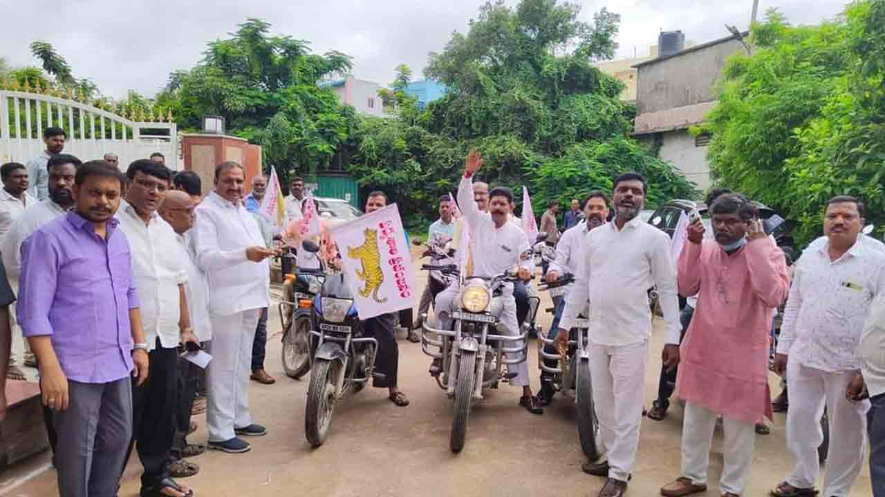 చేనేత రంగానికి చేయూతనిస్తున్న ప్రభుత్వం : ప్రభుత్వ విప్‌ గాంధీ
