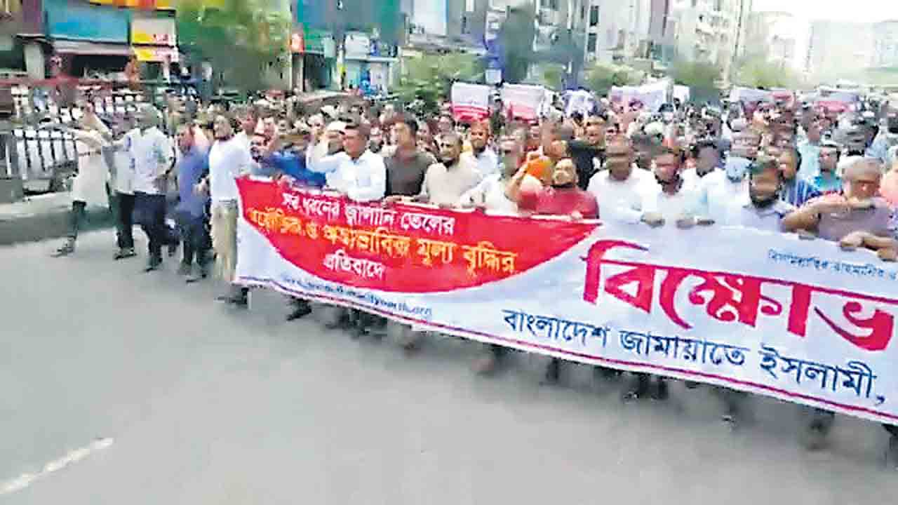 సంక్షోభం అంచున బంగ్లా.. రూ. 37 నుంచి 109కి పెరిగిన పెట్రోల్‌